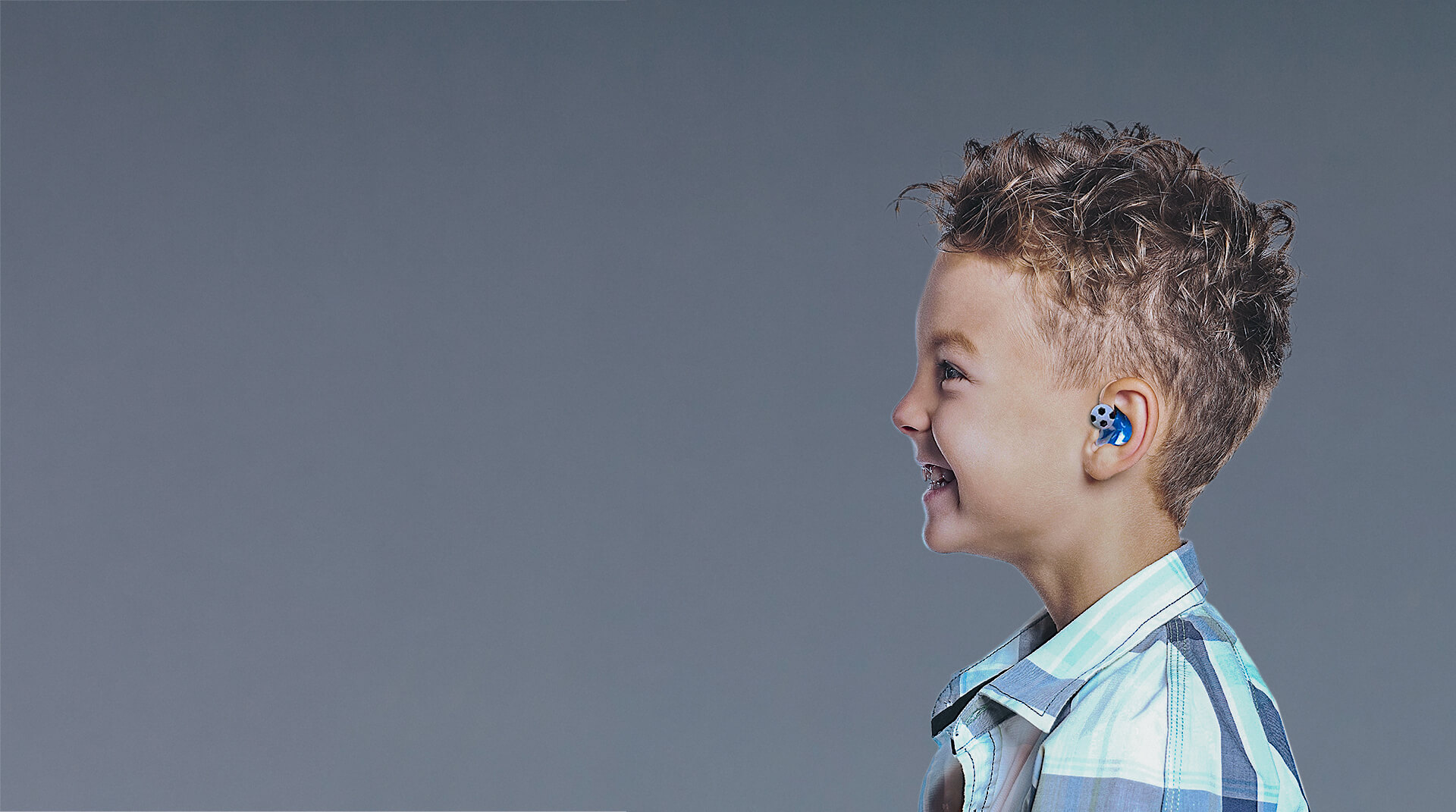 Bambino-con-auricolare-2